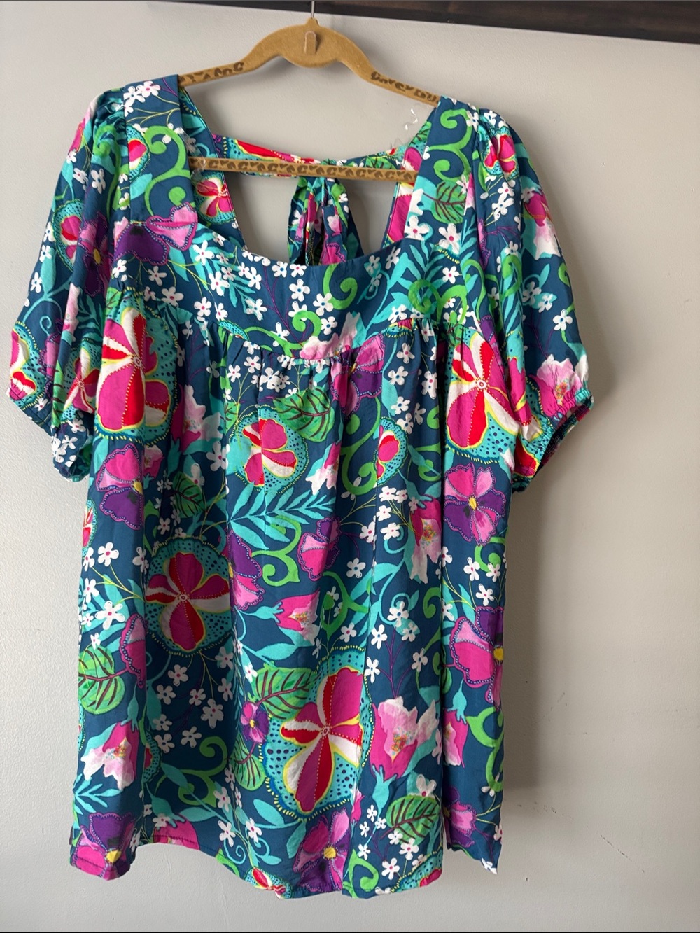 Emily Wonder Puff-Sleeve Tunic Top in Teal and Pink